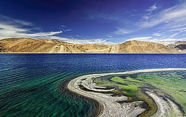 Una bella tonalità di acqua al lago Pangong, a Ladakh.