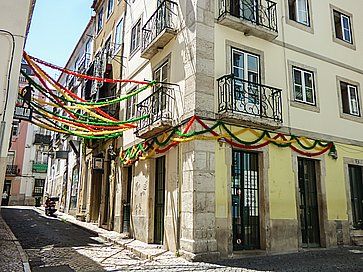 Le strade del quartiere storico "Bairro Alto" decorate a festa, a Lisbona.