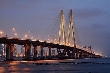 Il Bandra-Worli Sea Link,  che collega Bandra con a Mumbai.