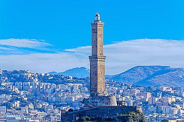 La Lanterna, antico faro e simbolo della città di Genova.