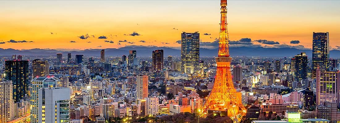 Skyline di Tokyo al tramonto, con la Tokyo Tower in primo piano.