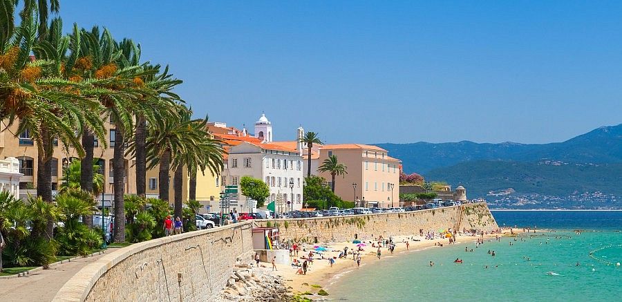 il treno da ajaccio a bastia trasporta le biciclette