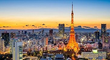 Skyline di Tokyo al tramonto, con la Tokyo Tower in primo piano.